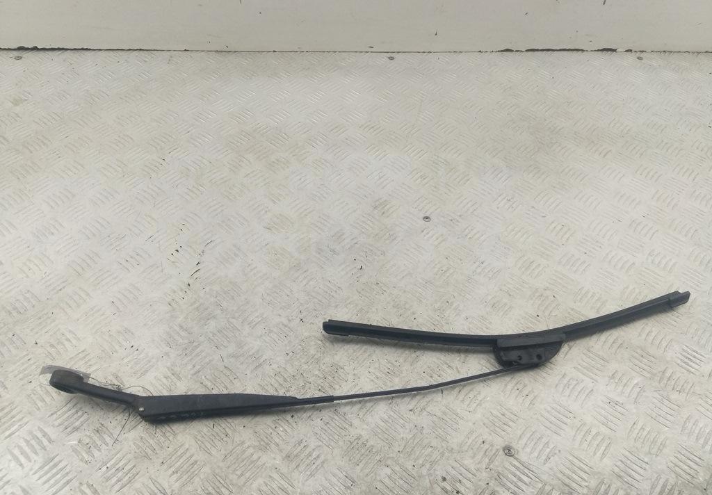 Поводок стеклоочистителя передний левый