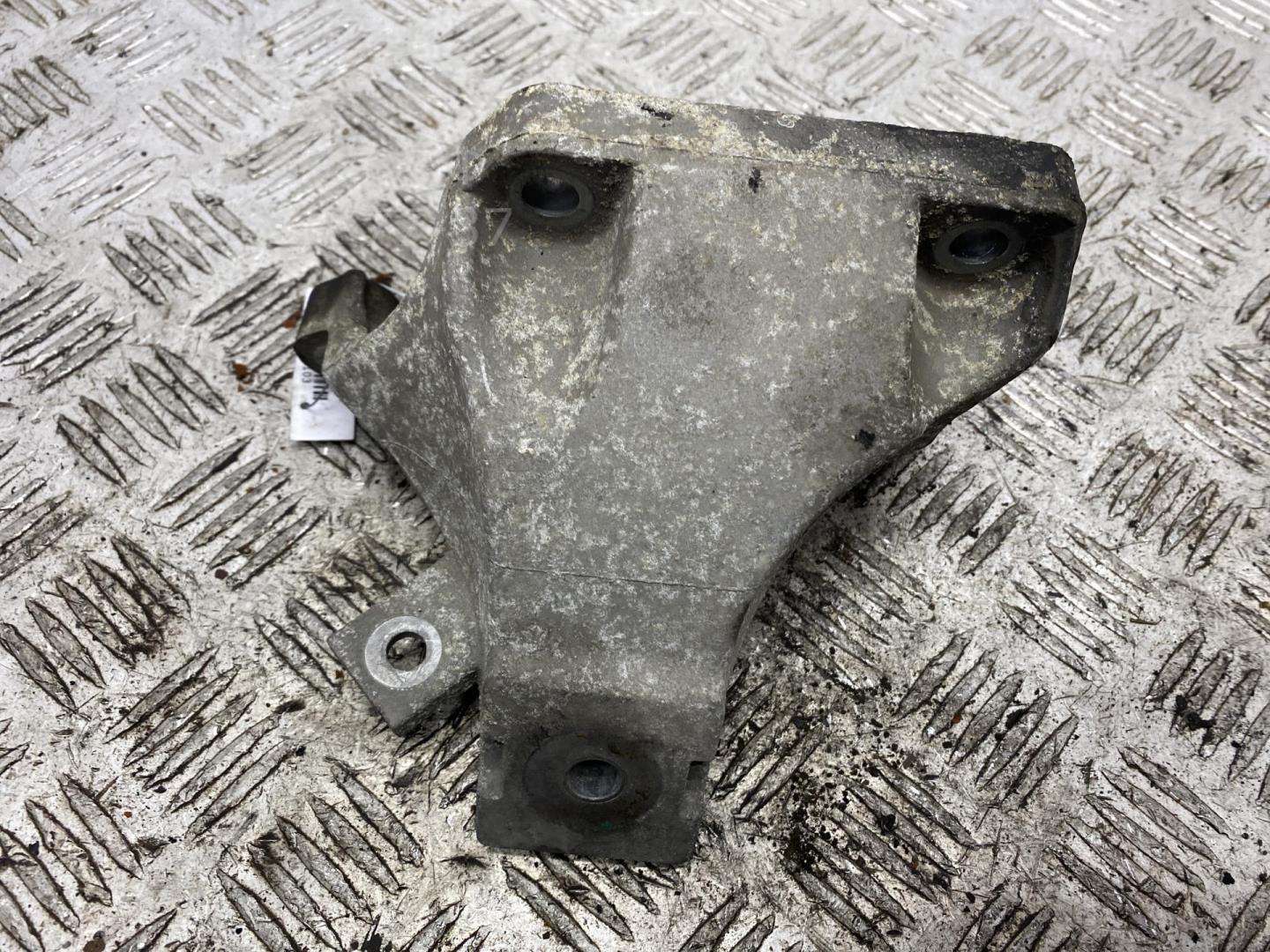 Опора двигателя