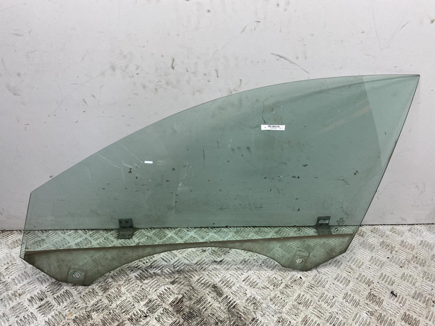 Стекло двери передней левой