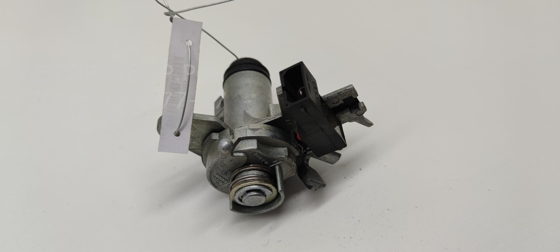 Вставка замка багажника