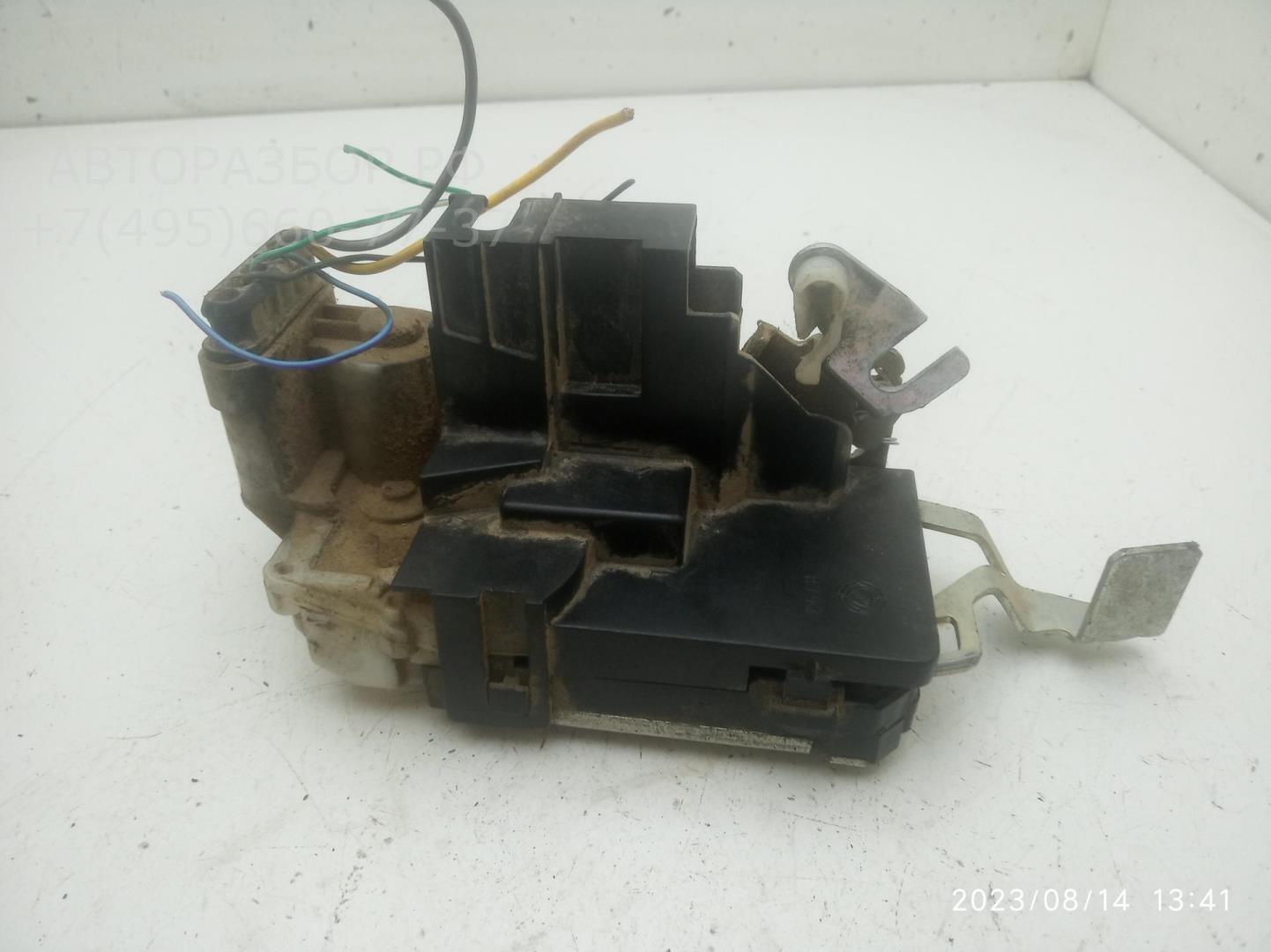 Замок двери передней левой