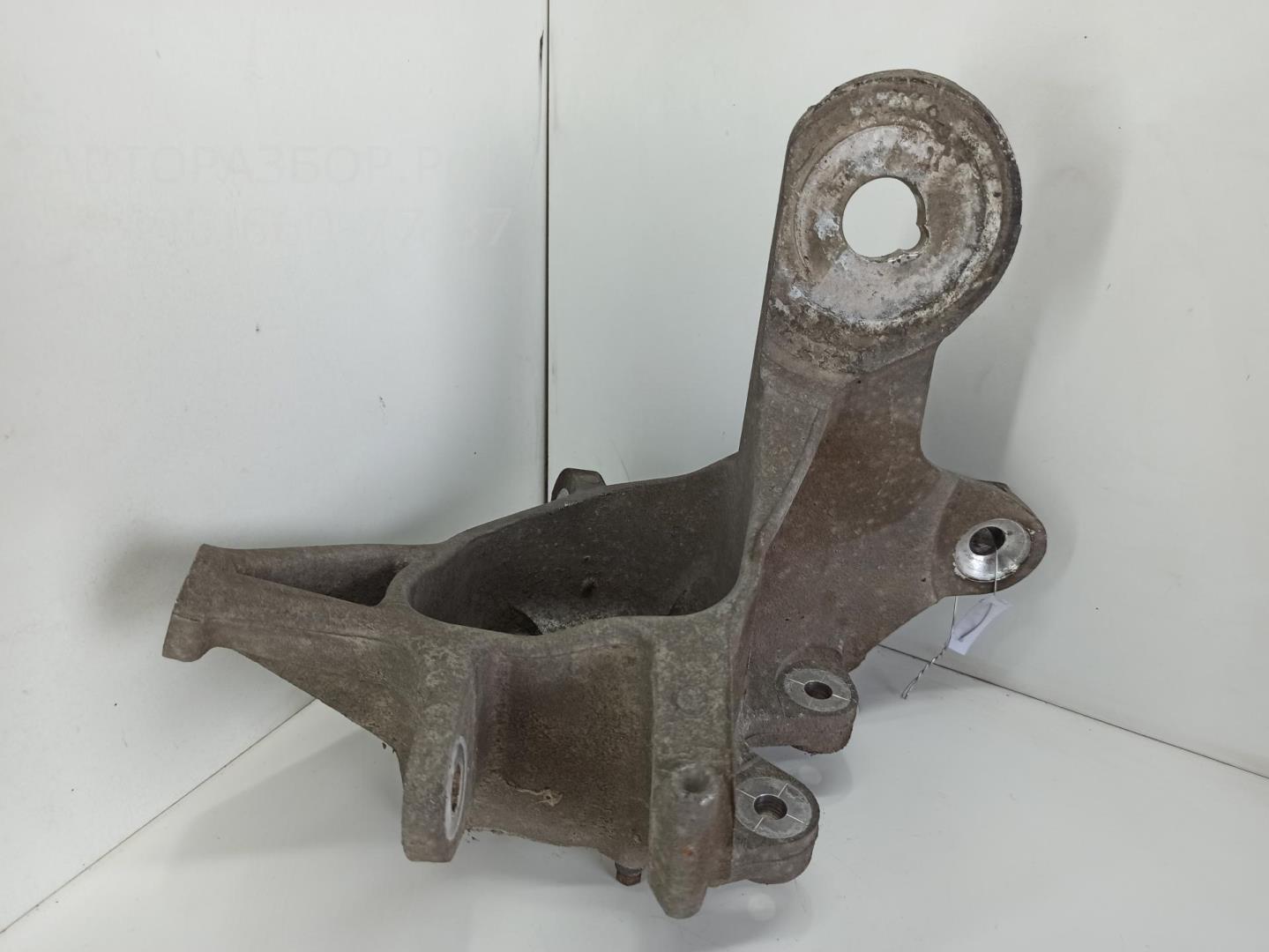 Кулак поворотный задний левый