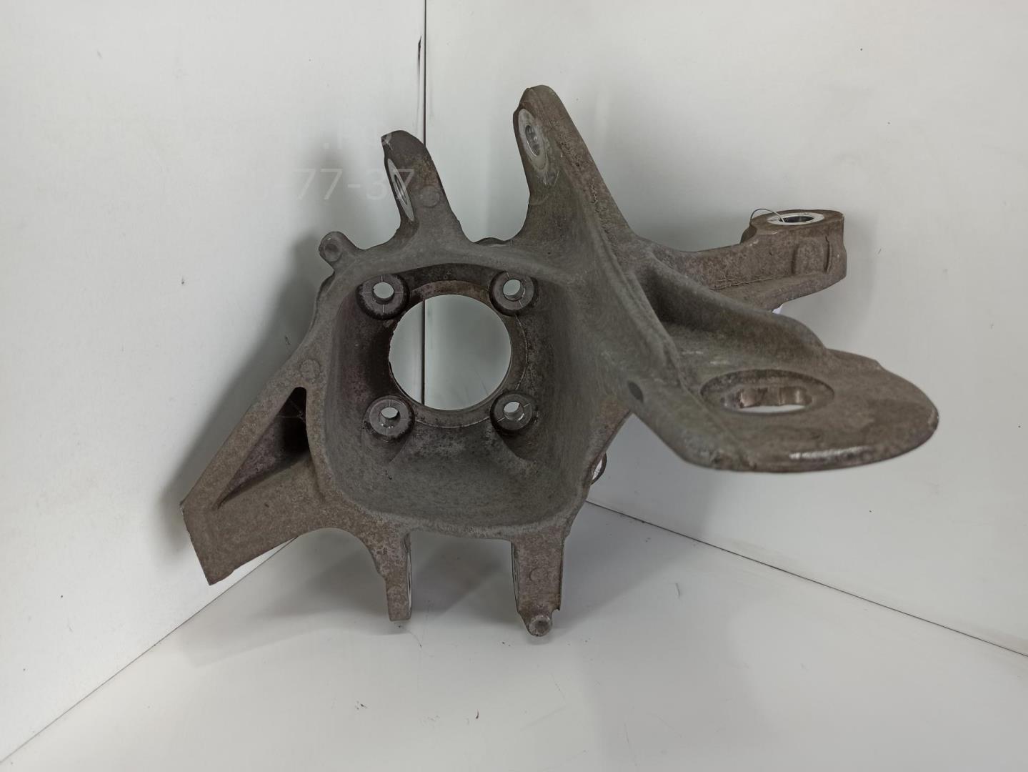 Кулак поворотный задний левый