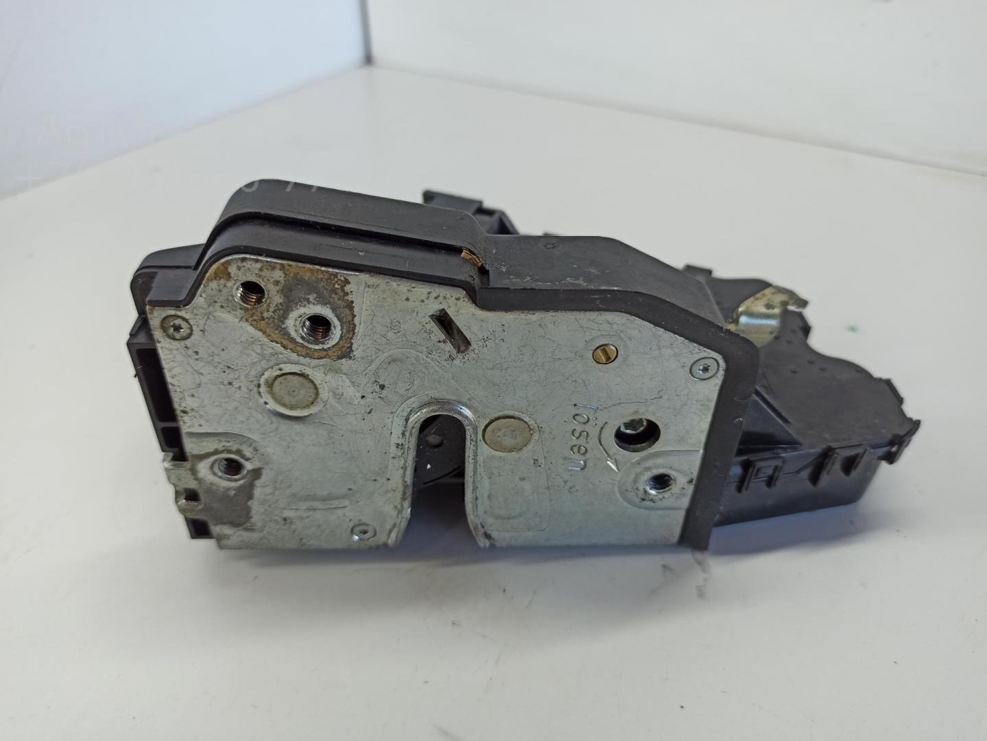 Замок двери задней левой