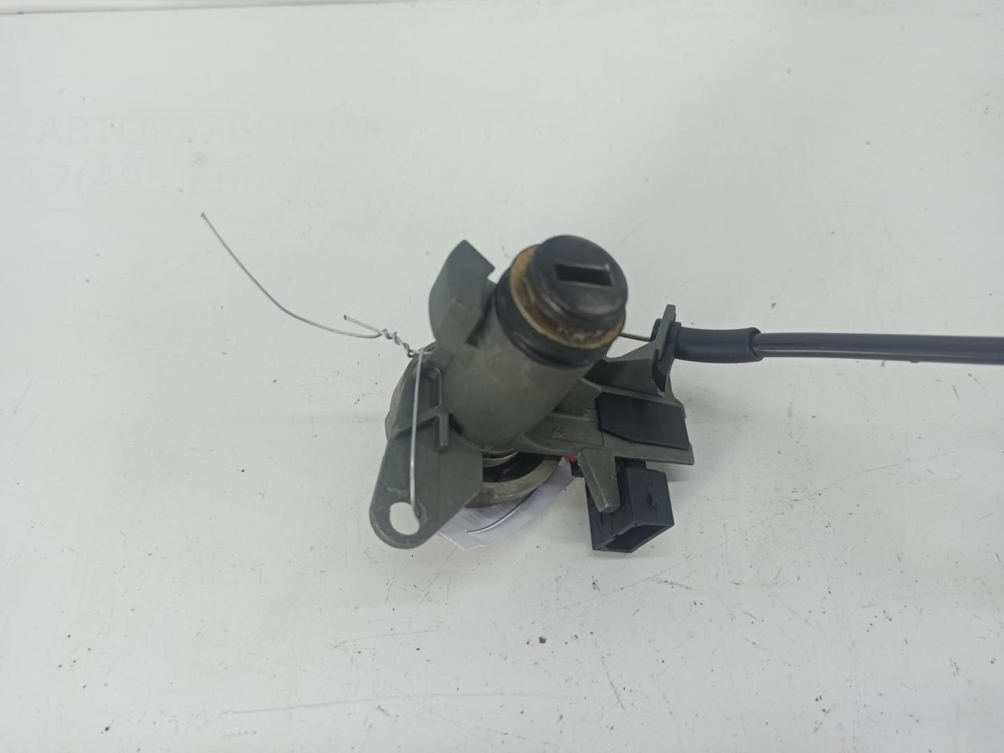 Вставка замка багажника