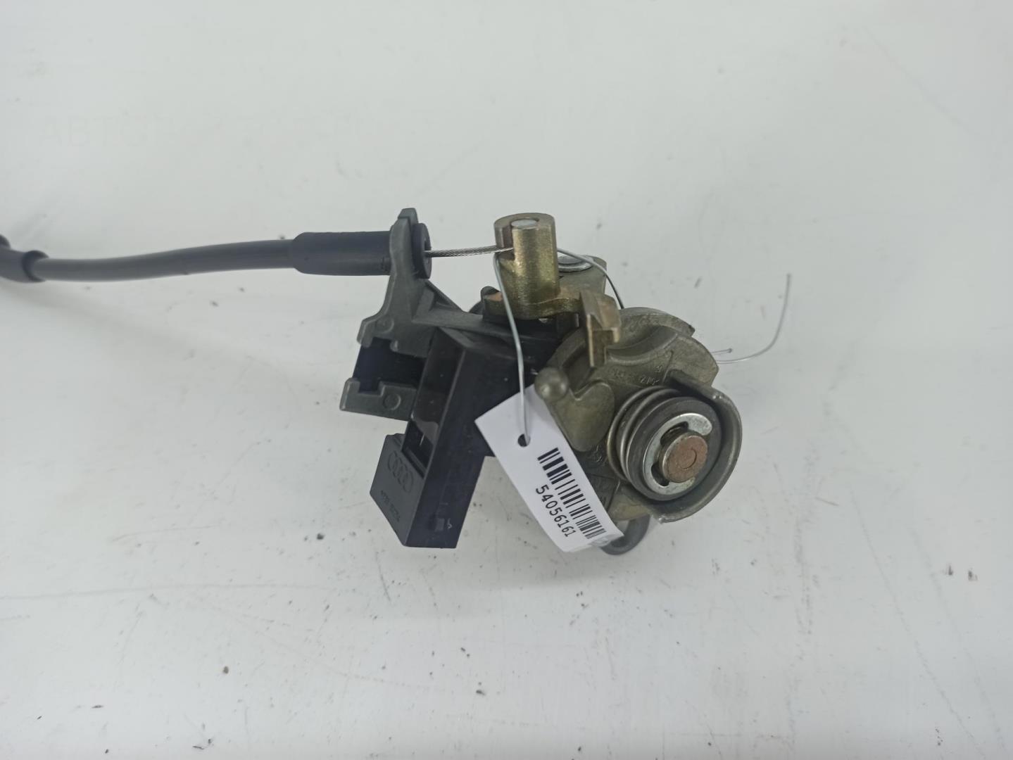 Вставка замка багажника