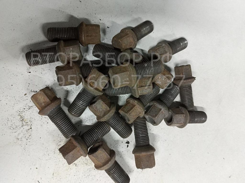 Болт колесный