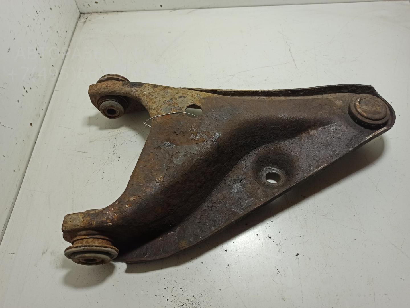 Рычаг передний левый