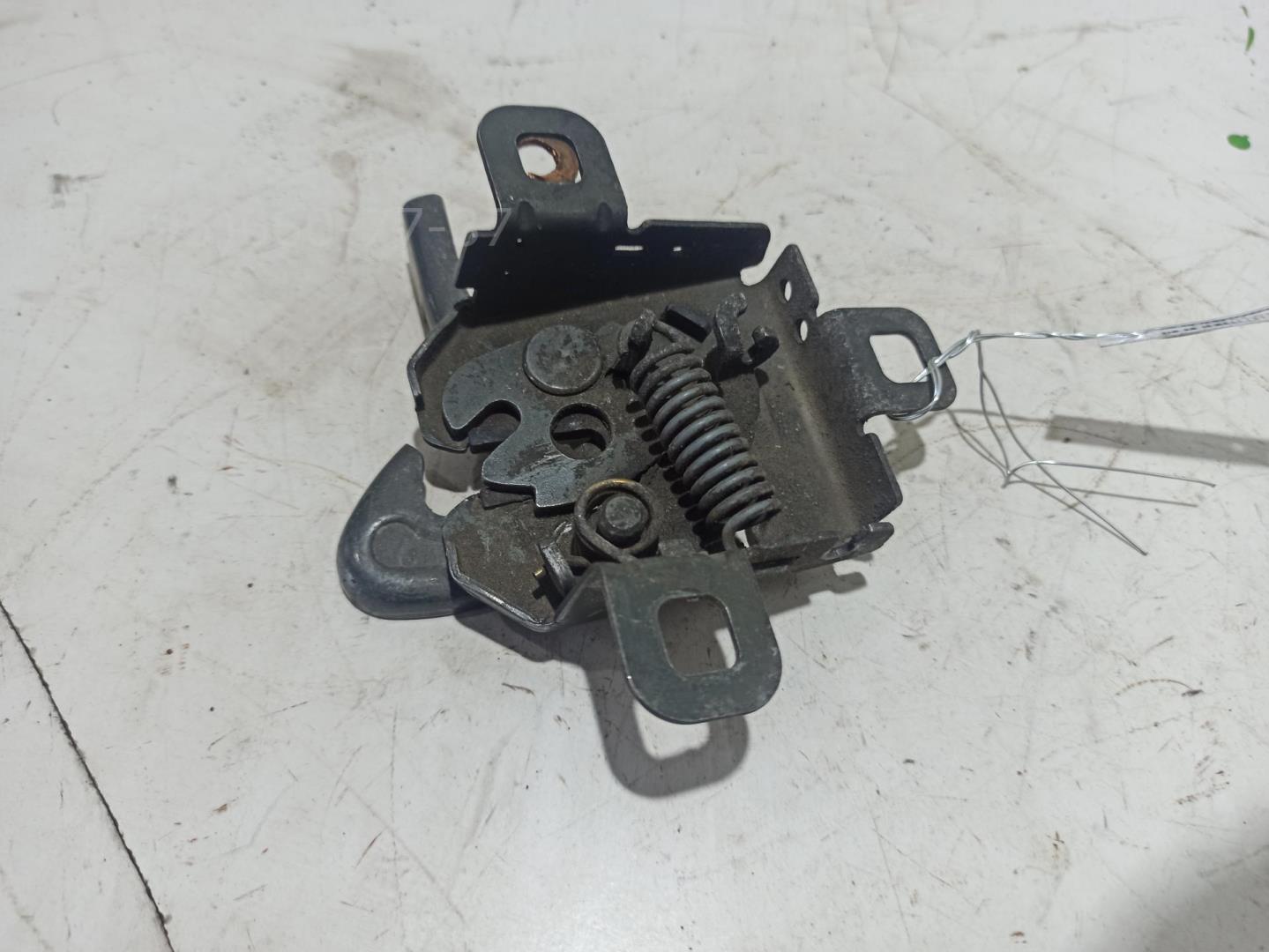 Замок капота