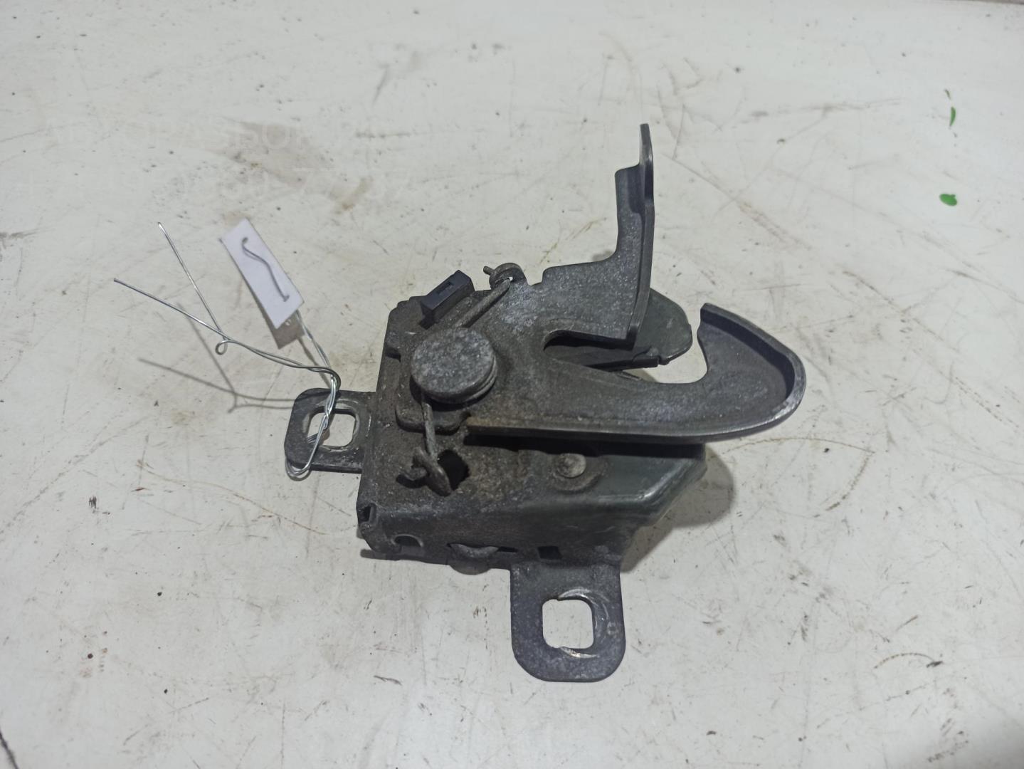 Замок капота