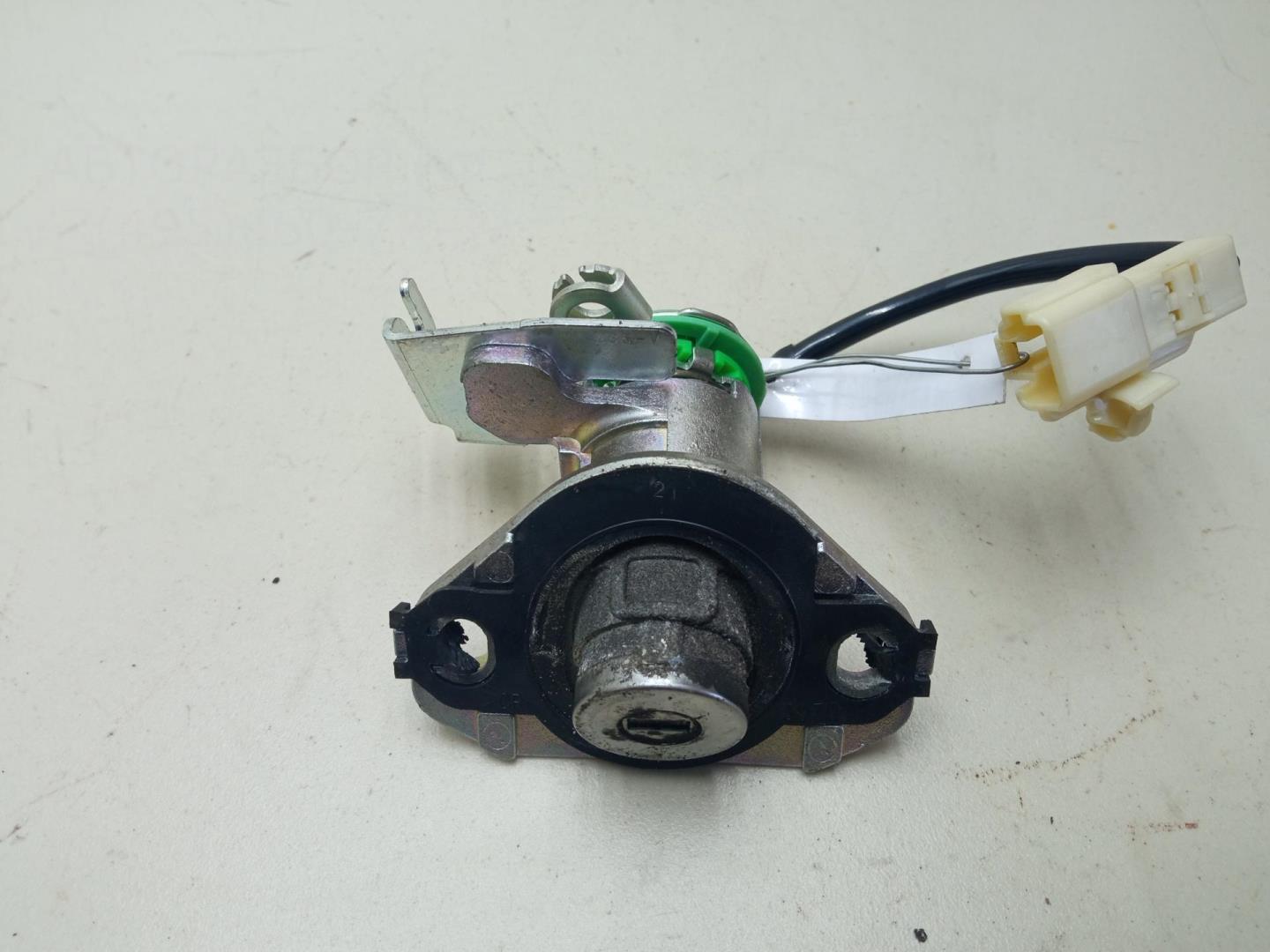 Вставка замка багажника