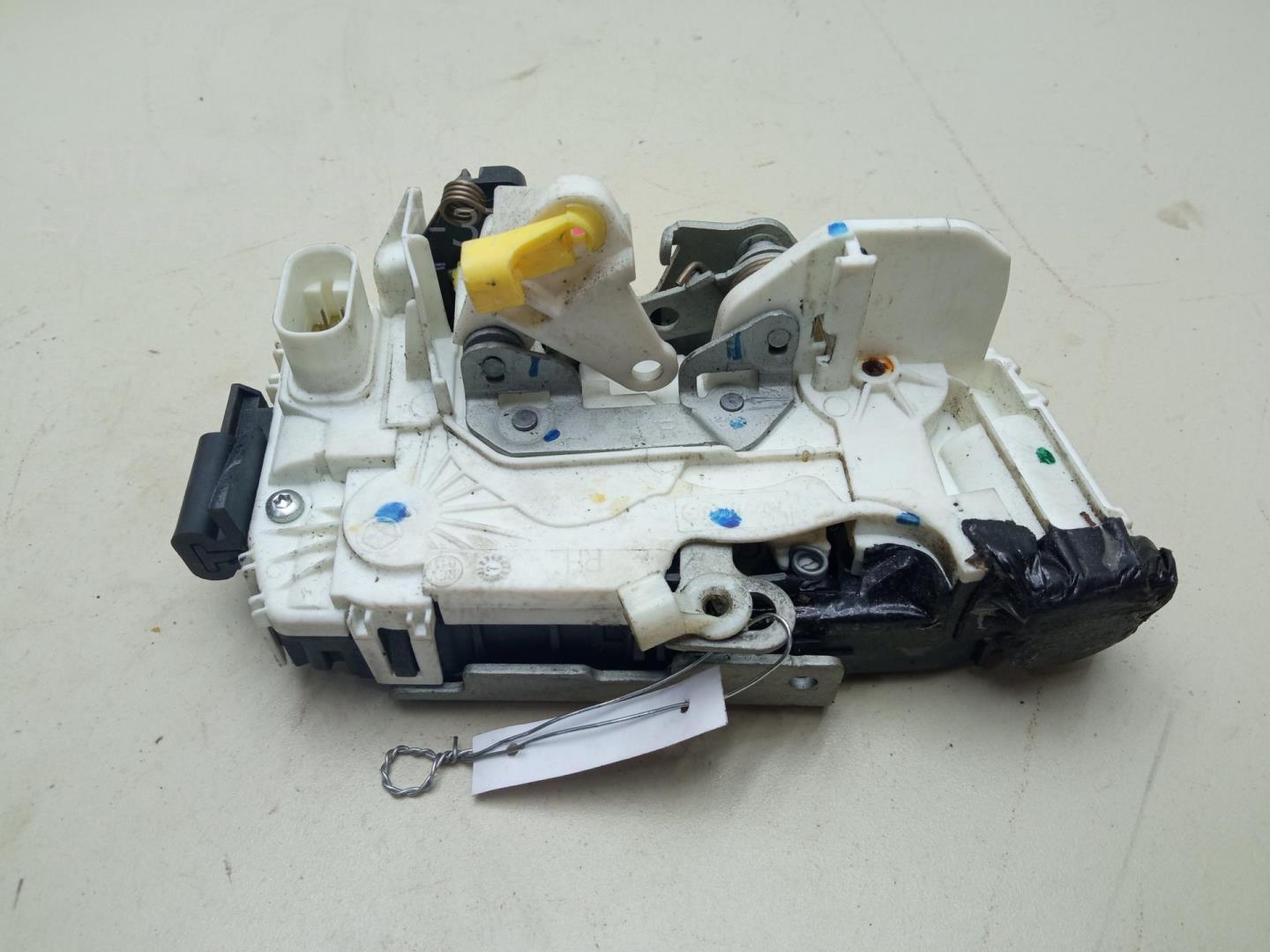 Замок двери передней правой