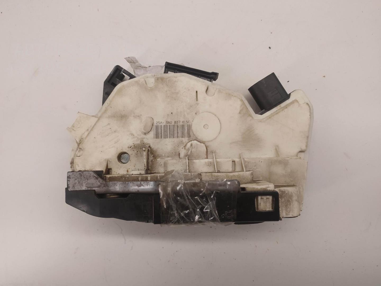 Замок двери задней левой