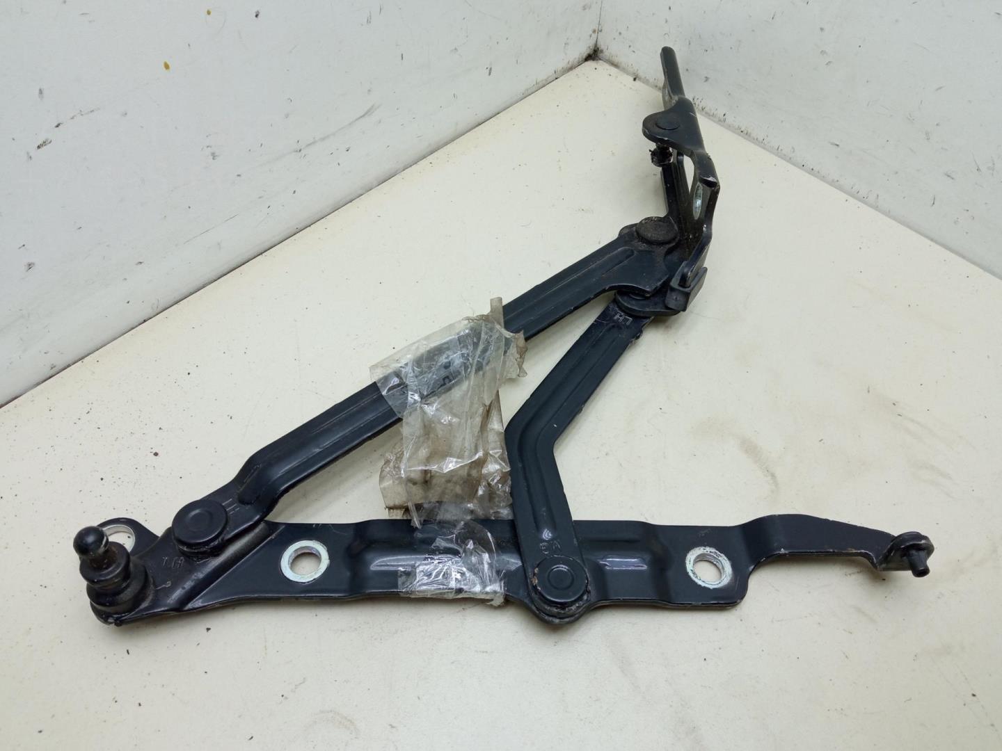 Петля крышки багажника