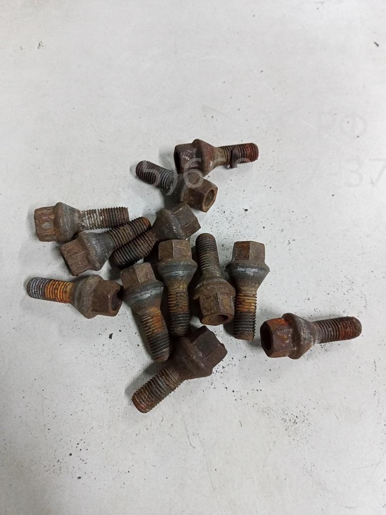 Болт колесный