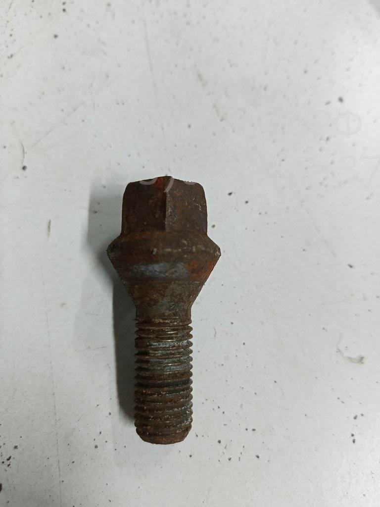 Болт колесный