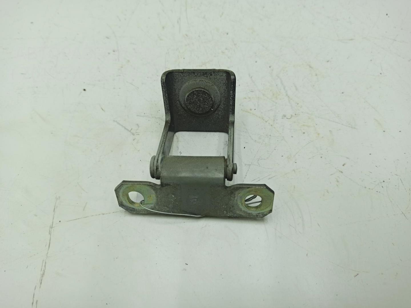 Петля крышки багажника