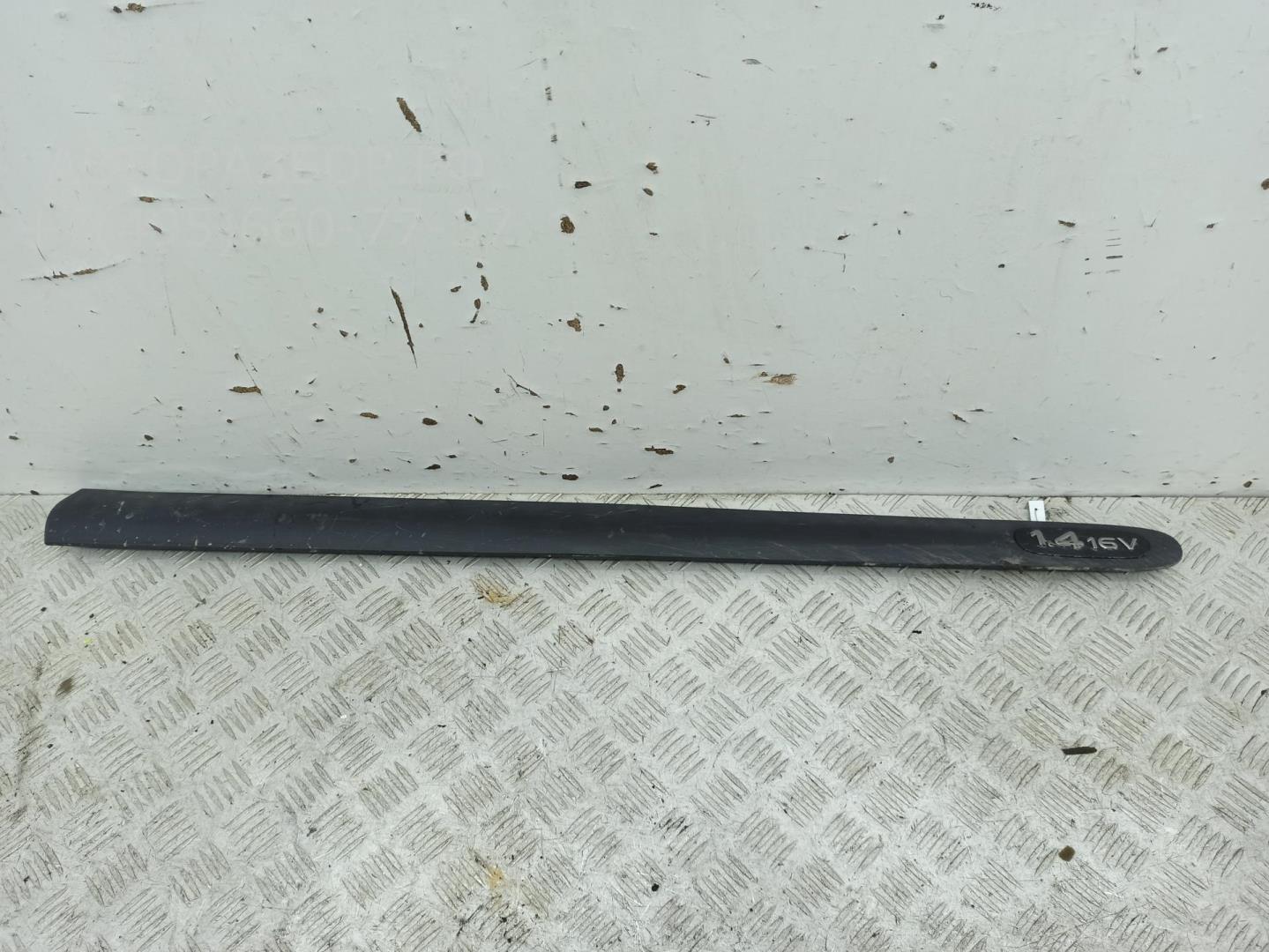 Накладка двери передней правой