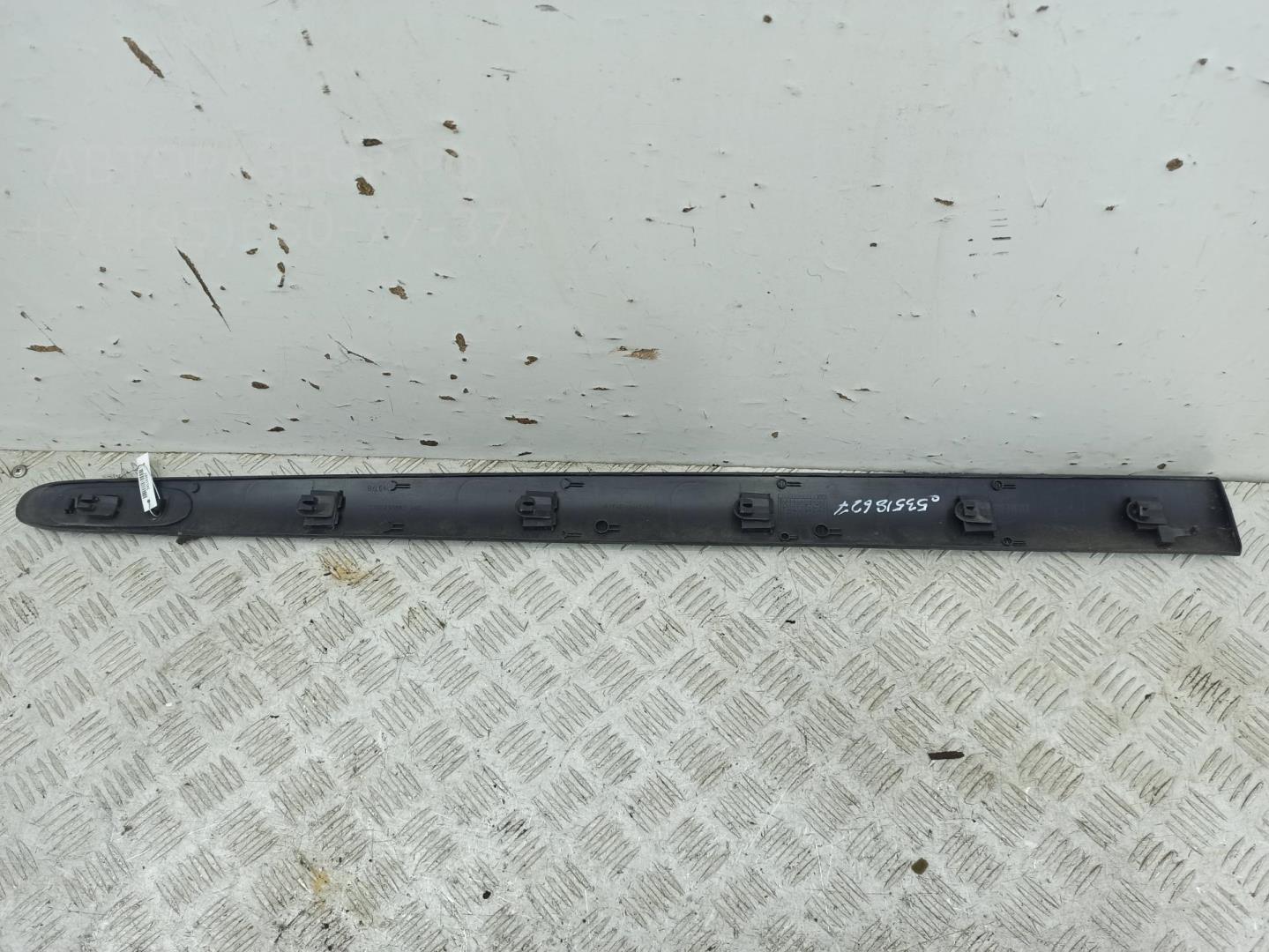 Накладка двери передней правой