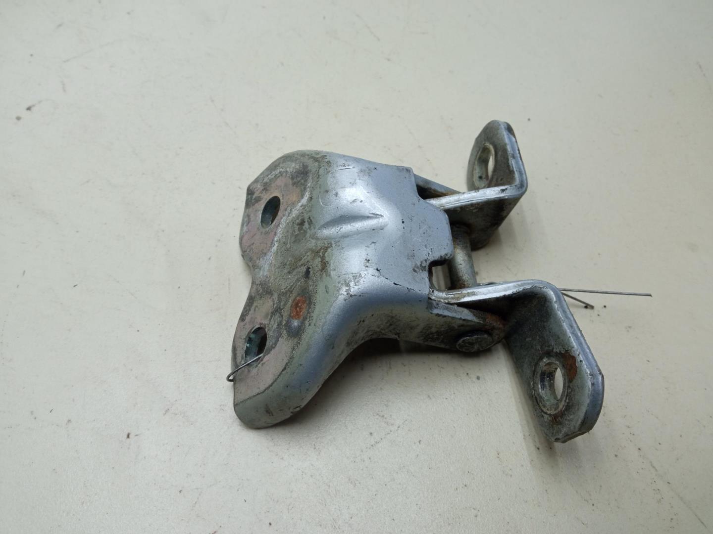 Петля двери