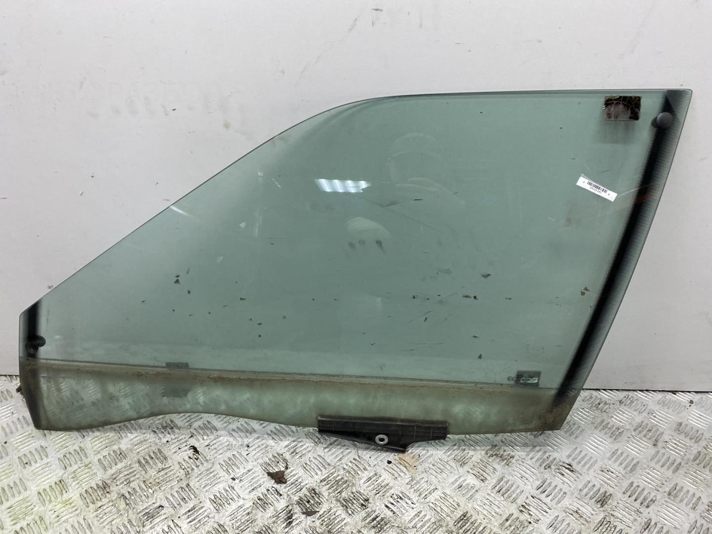 Стекло двери передней левой