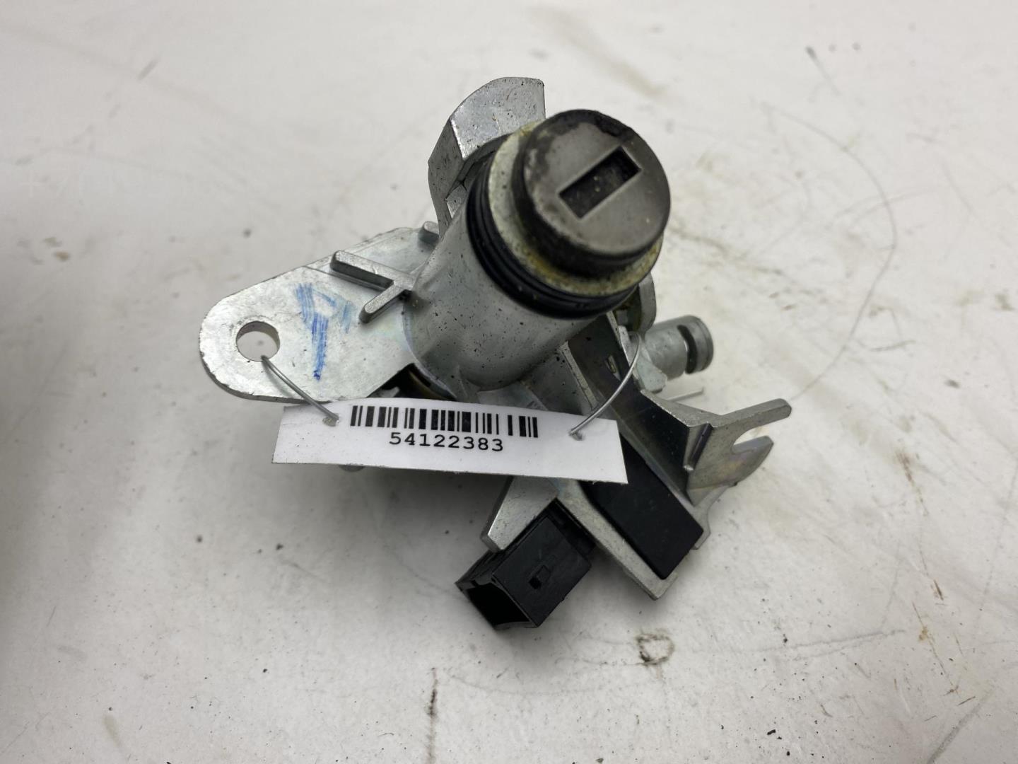 Вставка замка багажника