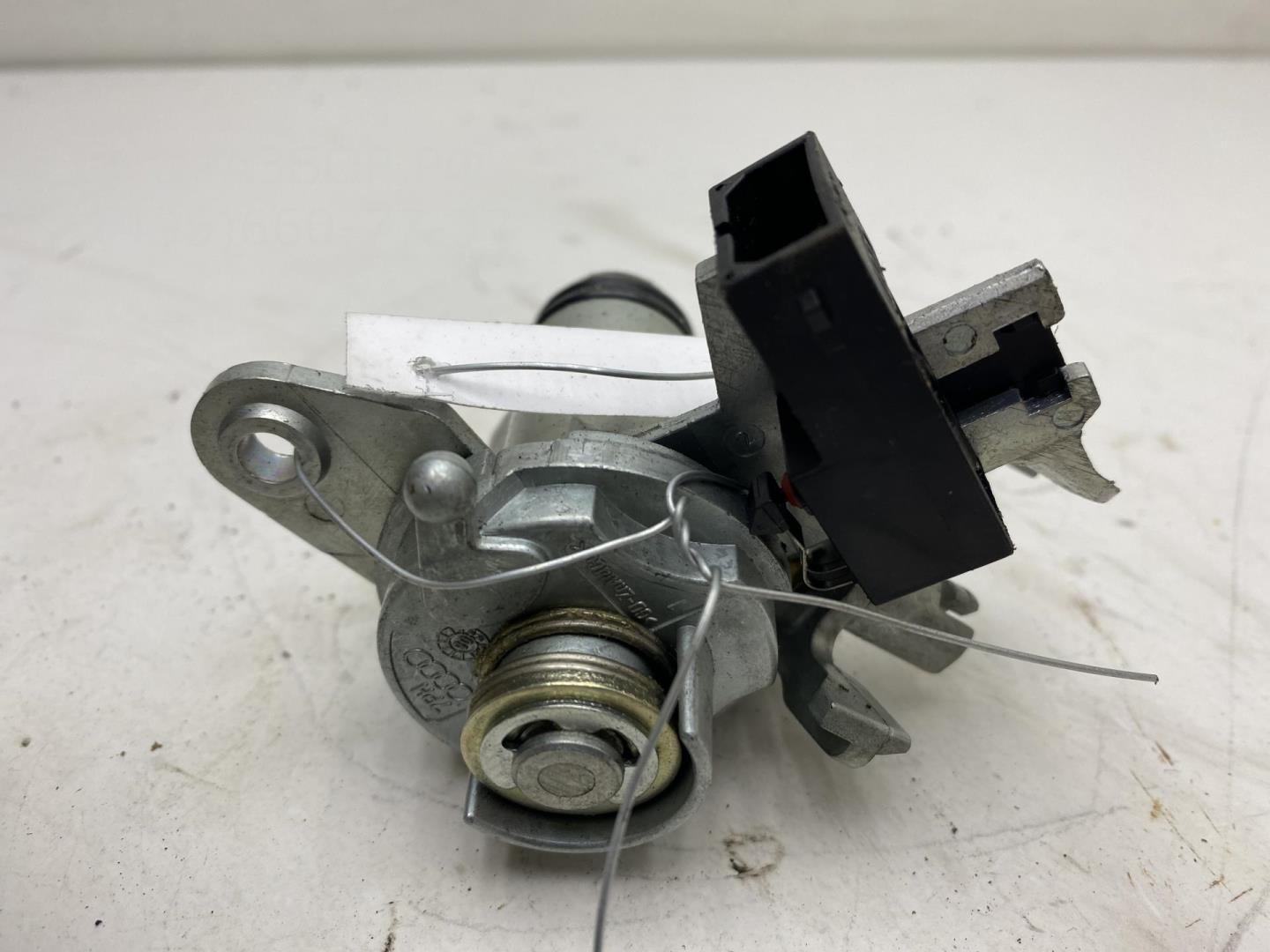 Вставка замка багажника