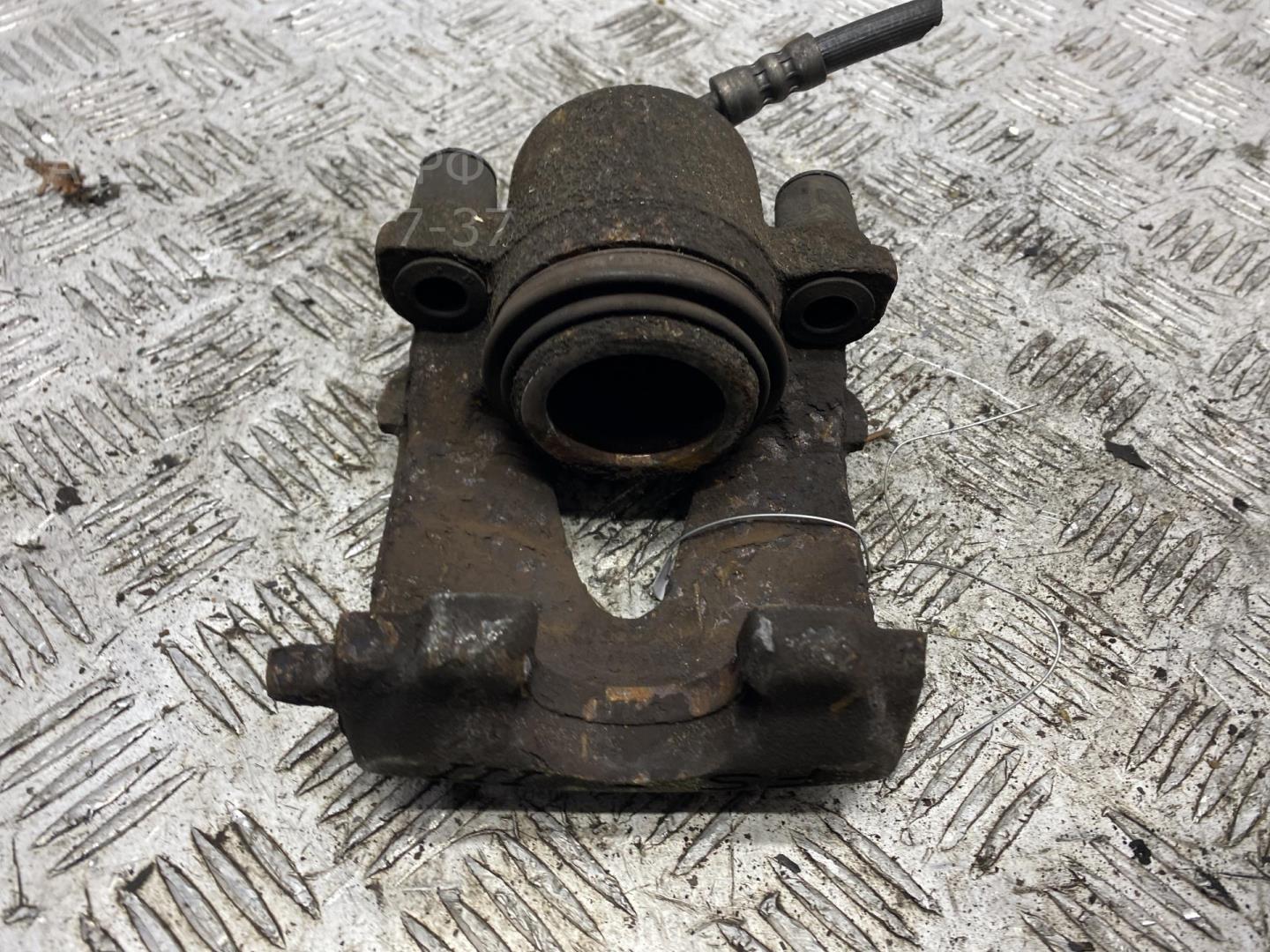 Суппорт передний правый