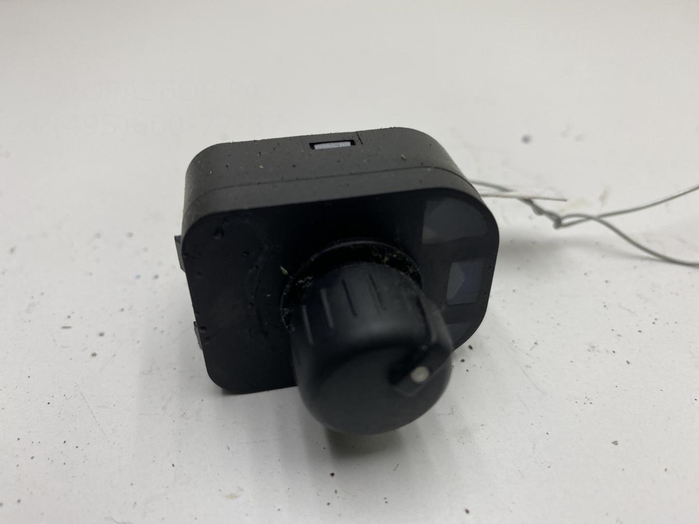 Кнопка регулировки зеркала