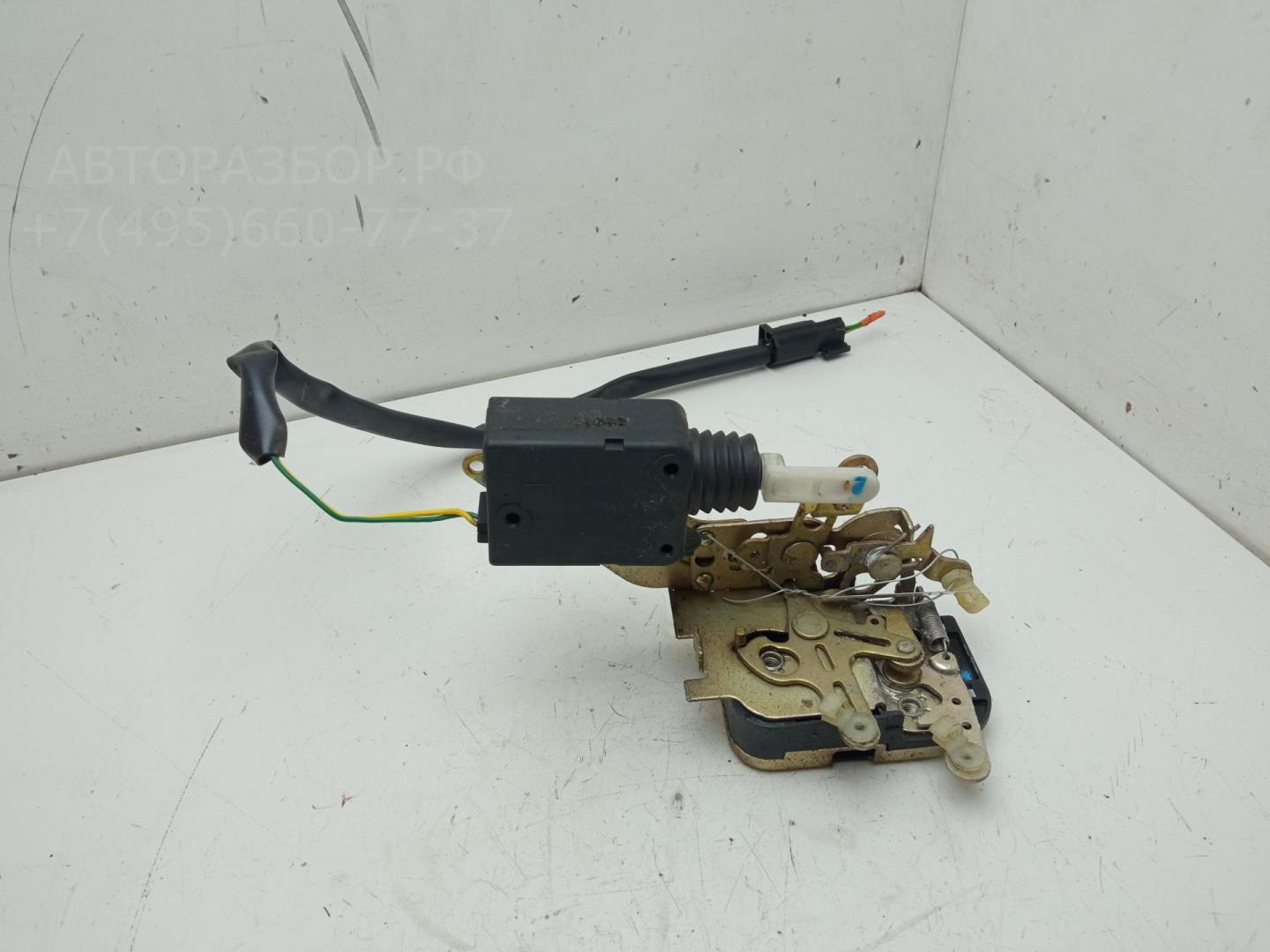 Замок двери передней левой