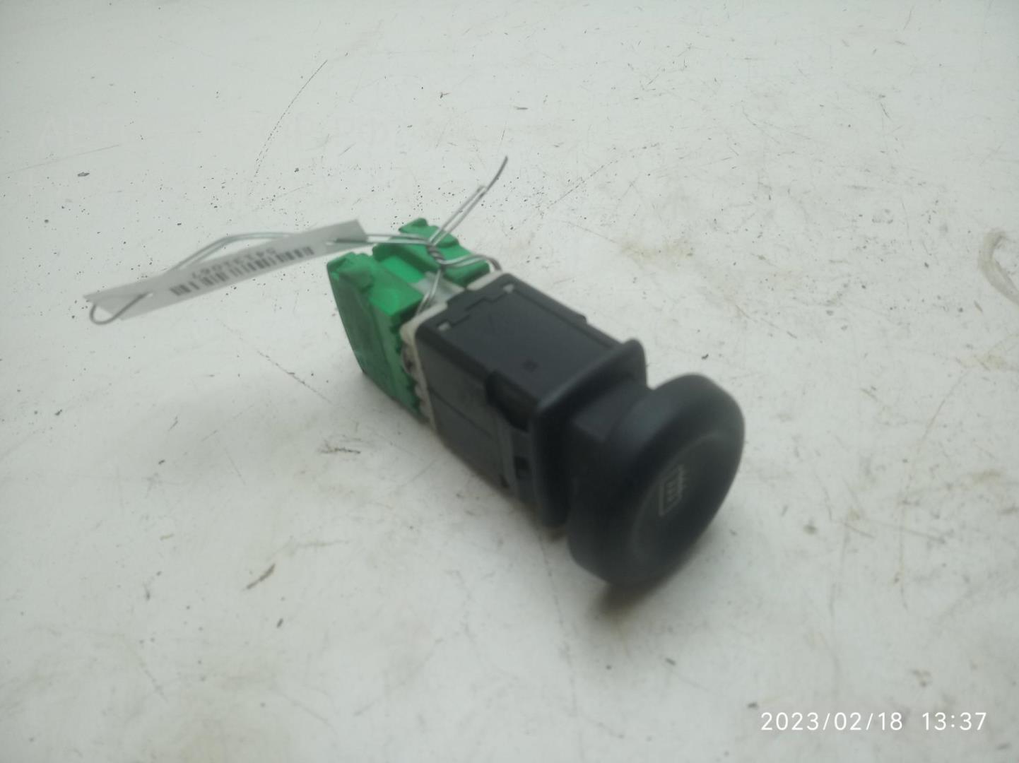 Кнопка обогрева заднего стекла