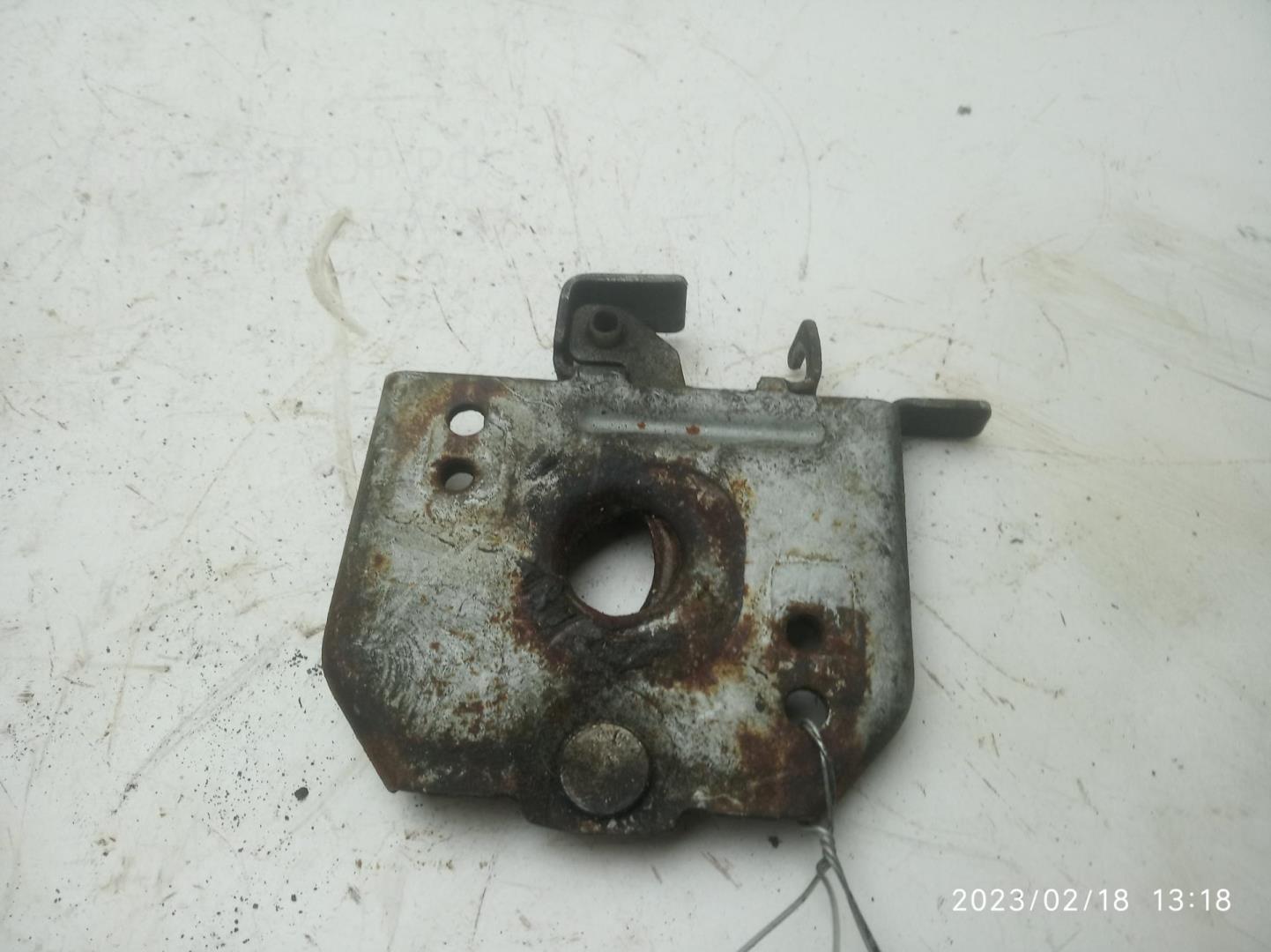 Замок капота