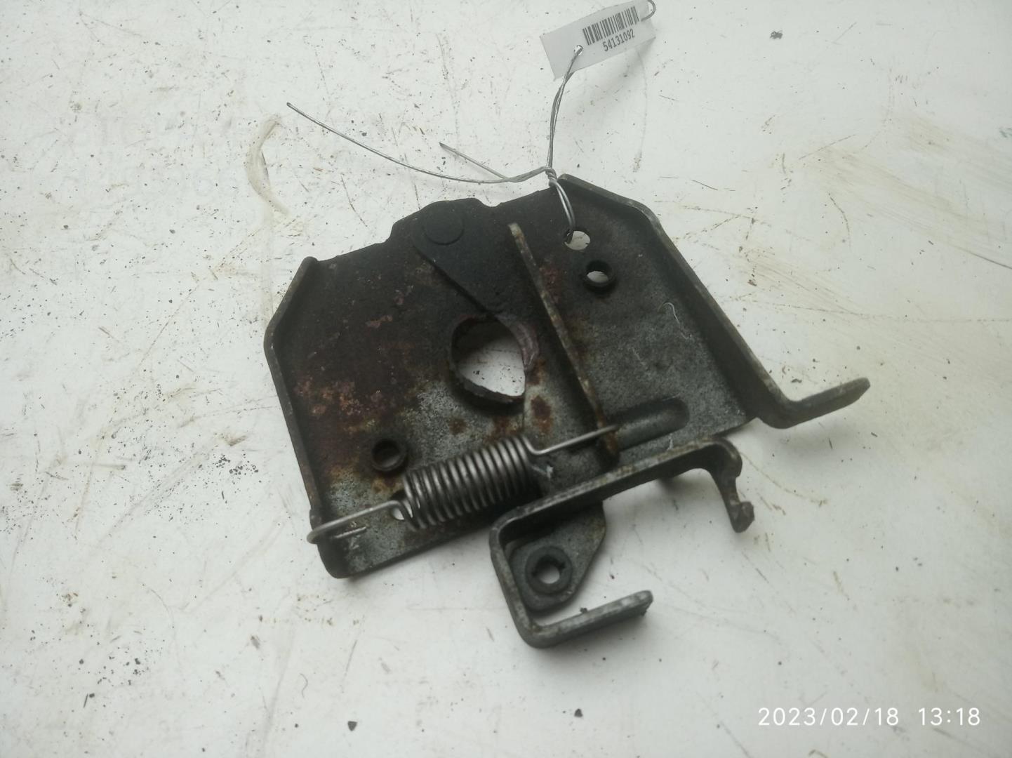 Замок капота