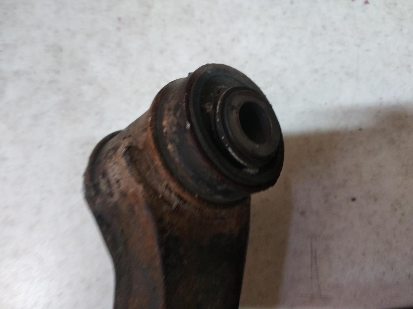 Рычаг передний правый