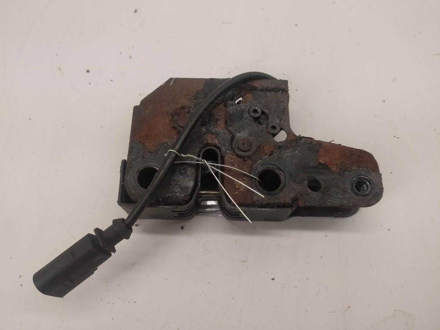 Замок капота