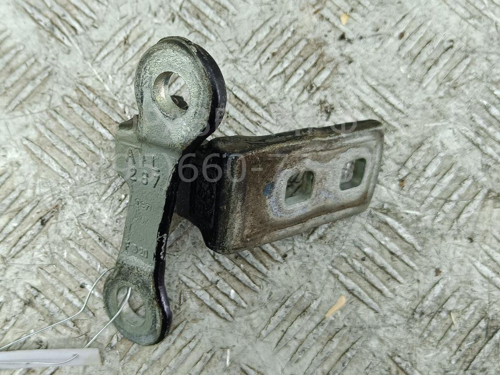 Петля двери