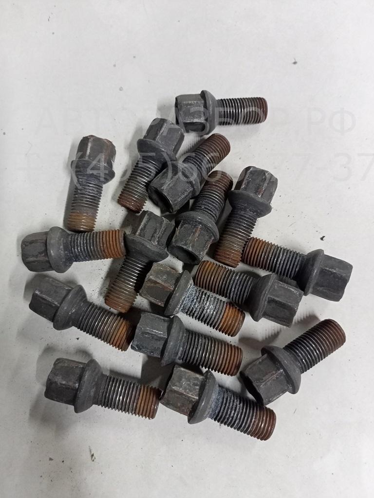 Болт колесный