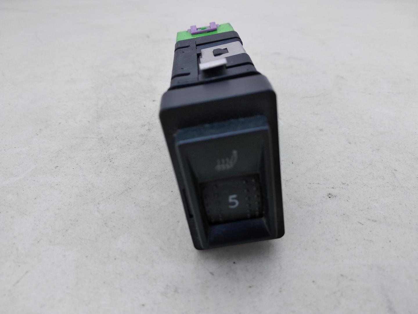 Кнопка обогрева сидений