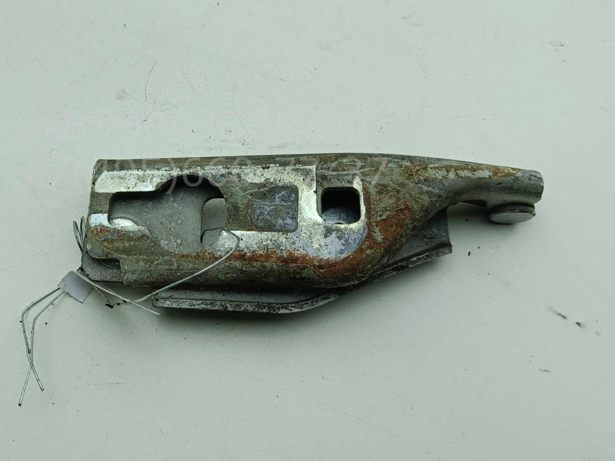 Петля капота левая