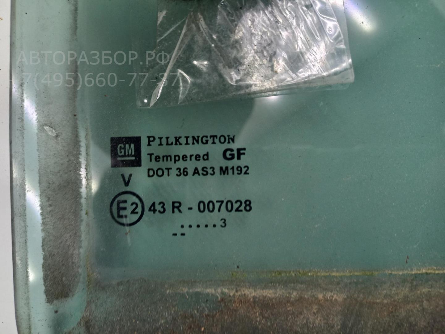 Стекло двери задней правой (форточка)