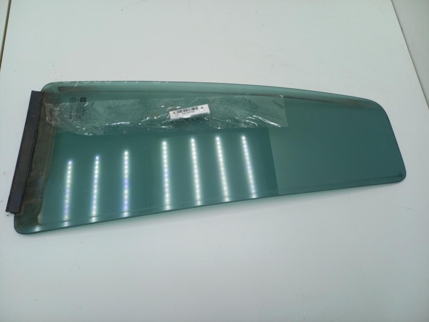 Стекло двери задней правой (форточка)