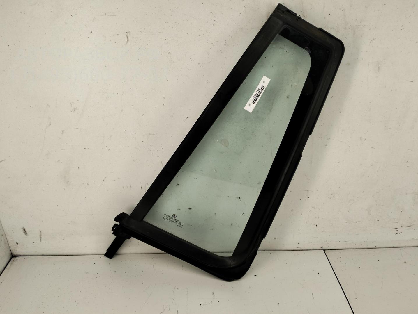 Стекло двери задней левой (форточка)