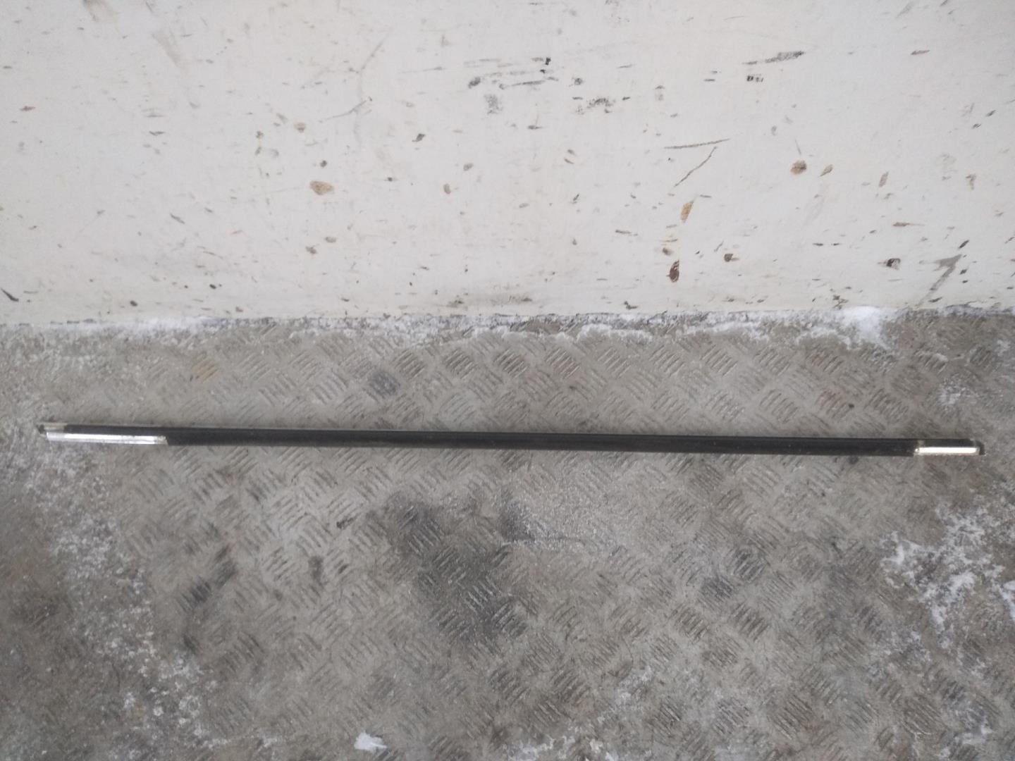 Накладка стекла переднего левого