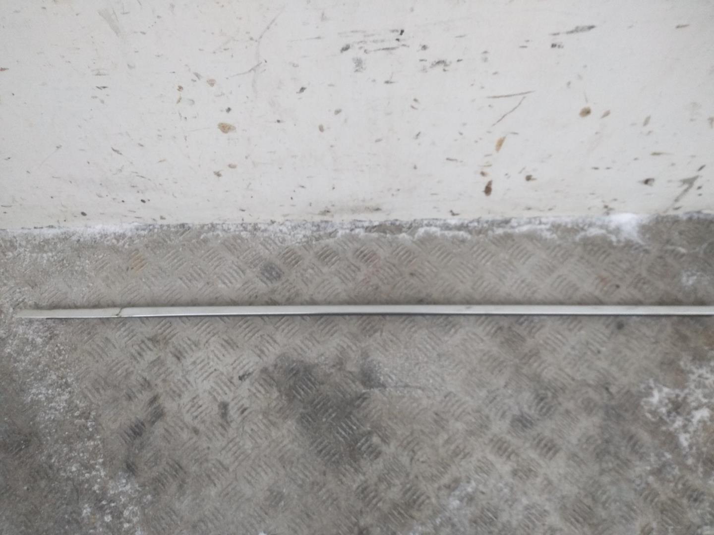 Накладка стекла переднего левого