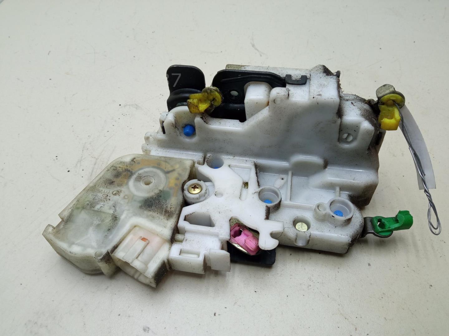 Замок двери передней правой