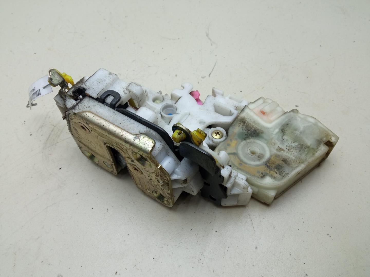 Замок двери передней правой