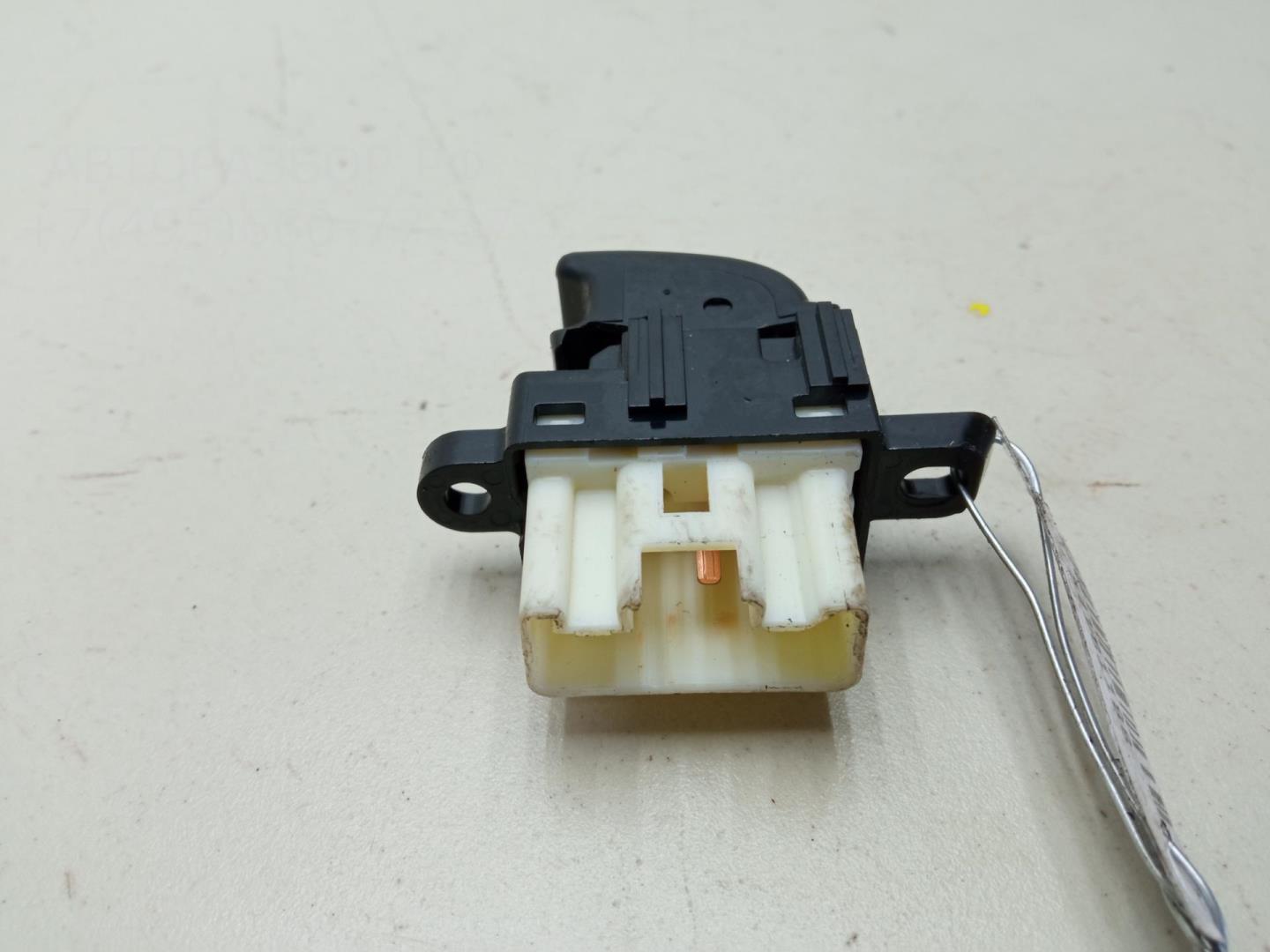 Кнопка стеклоподъемника