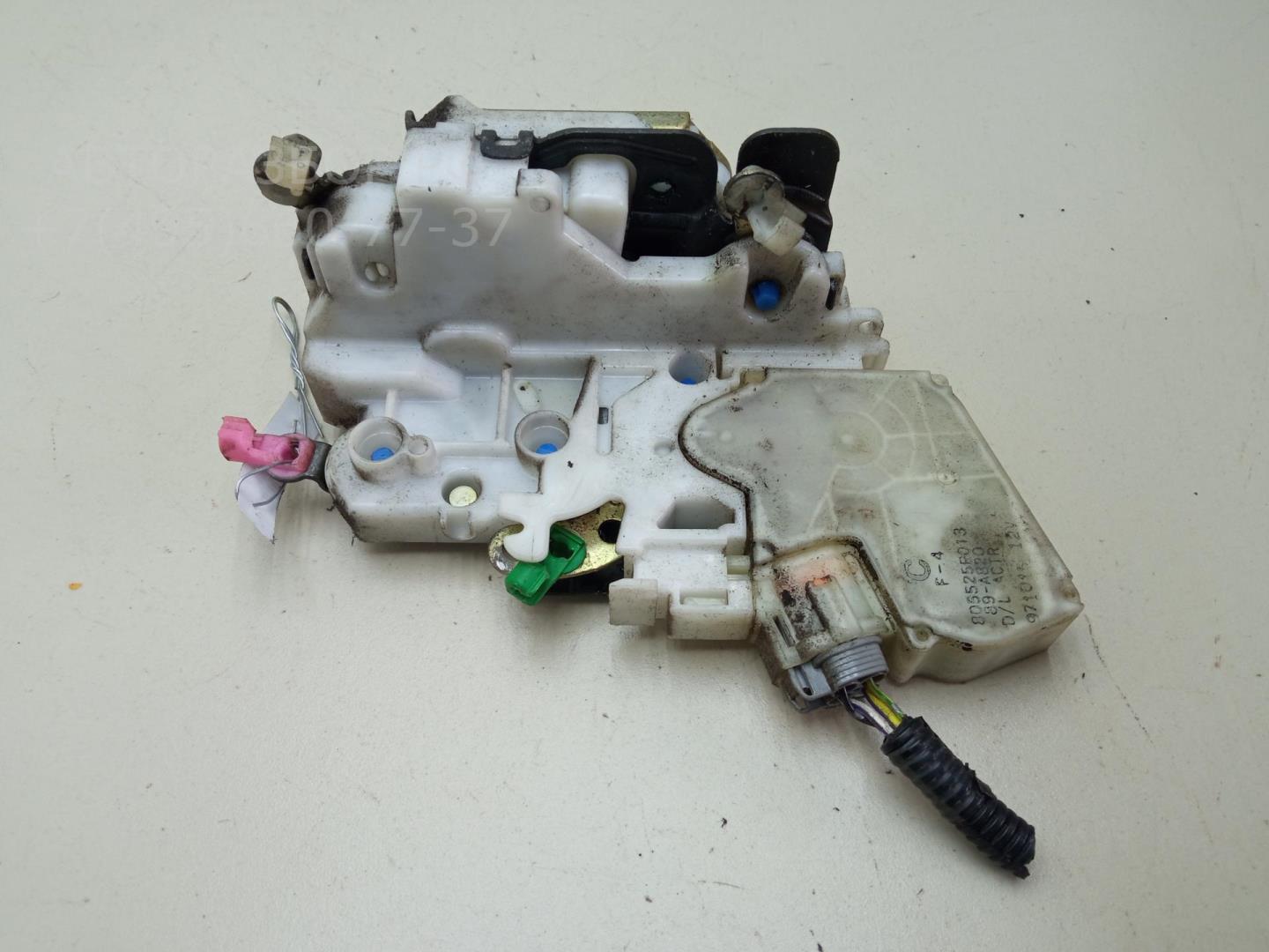 Замок двери передней левой