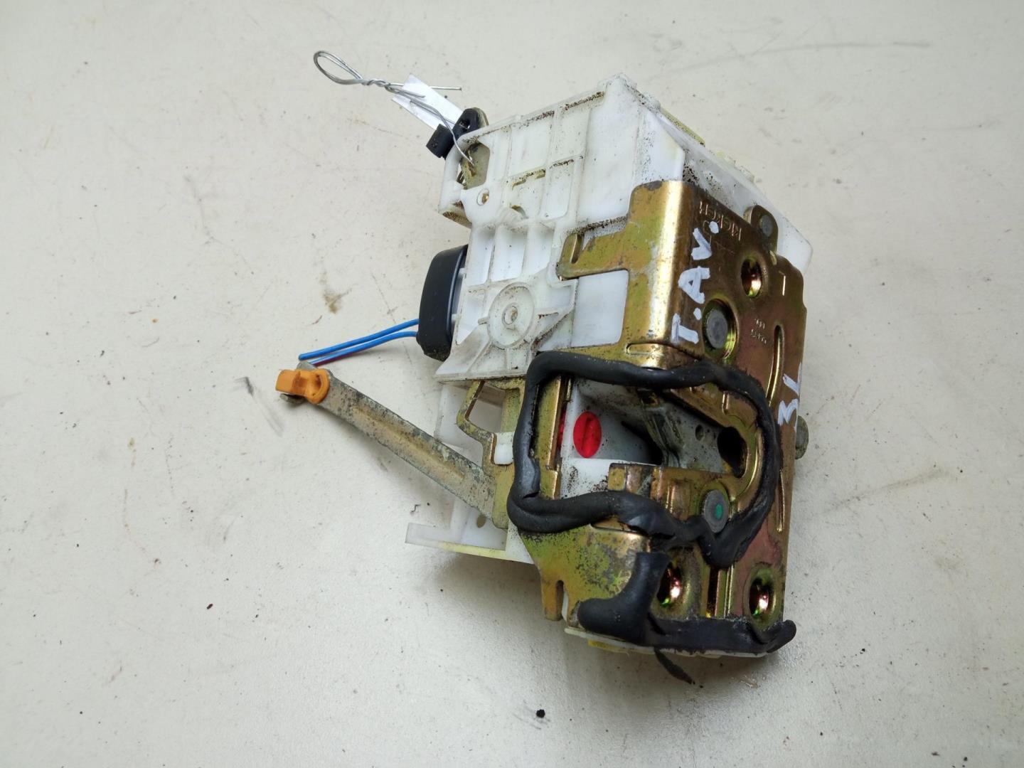 Замок двери задней левой