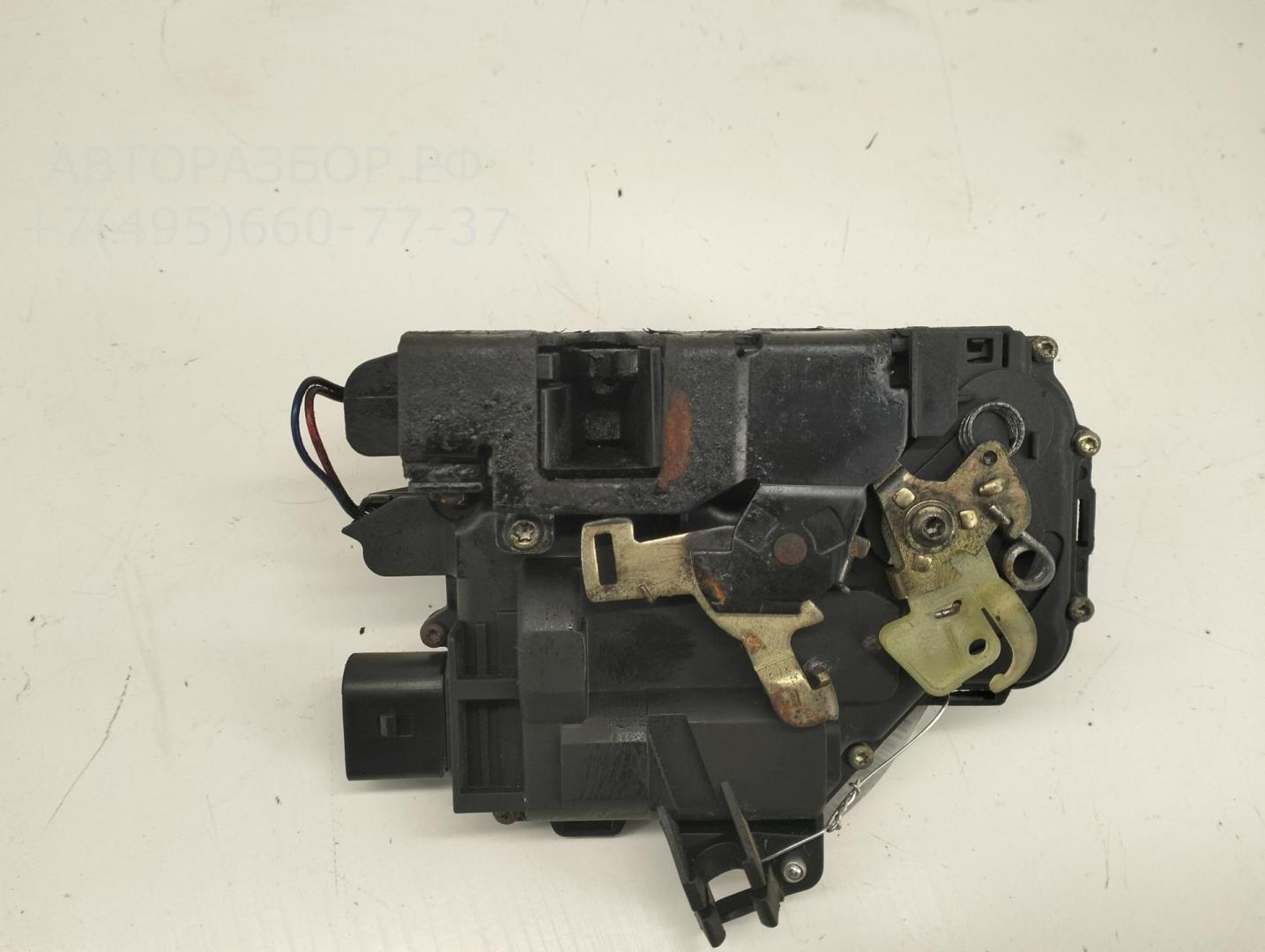 Замок двери передней левой